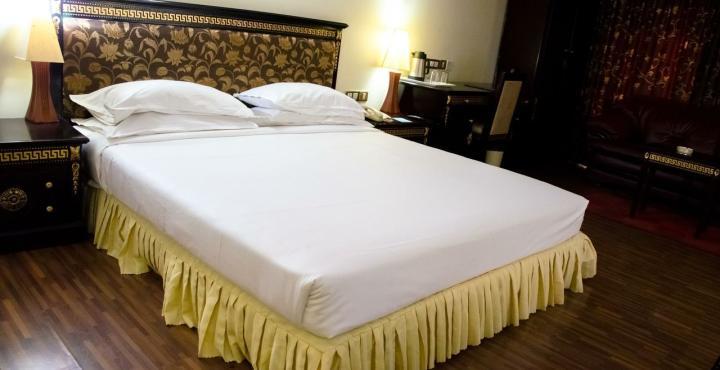 The Shelton Grand Hotel Bangalore Bagian luar foto