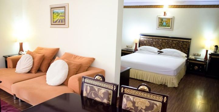 The Shelton Grand Hotel Bangalore Bagian luar foto