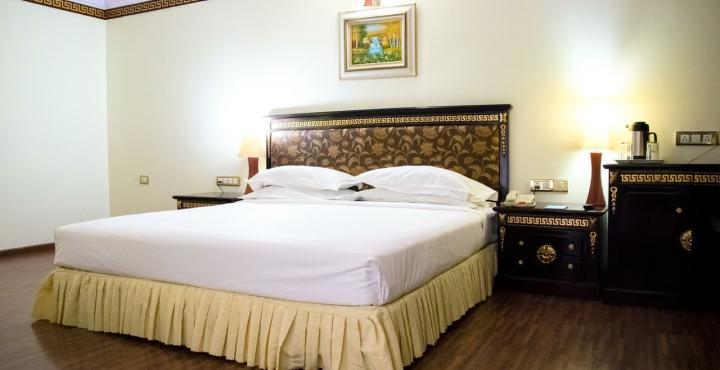 The Shelton Grand Hotel Bangalore Bagian luar foto