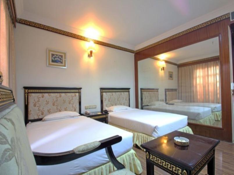 The Shelton Grand Hotel Bangalore Bagian luar foto