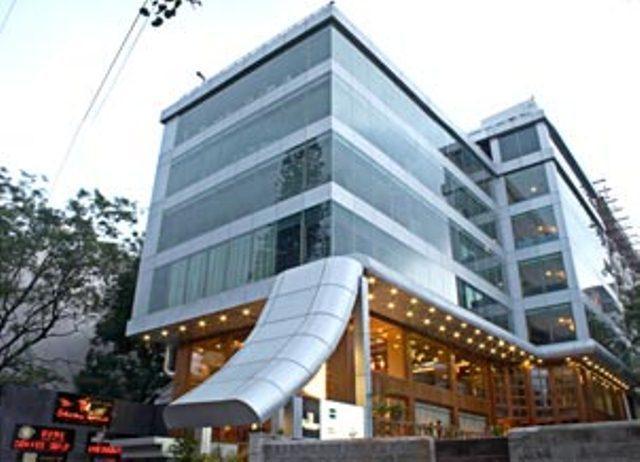 The Shelton Grand Hotel Bangalore Bagian luar foto